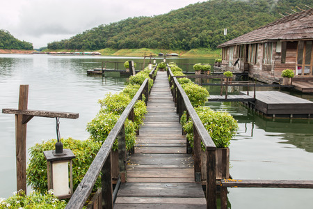 Wooden walkway between Houseboat breakwater.のeditorial素材