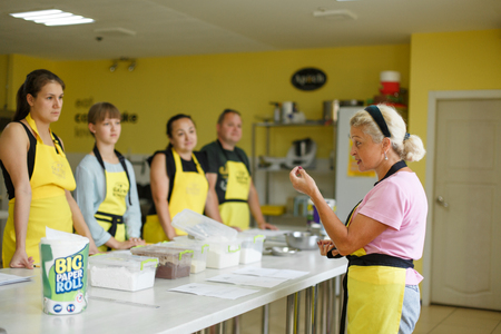 group of students listening woman chef cooking lesson.のeditorial素材