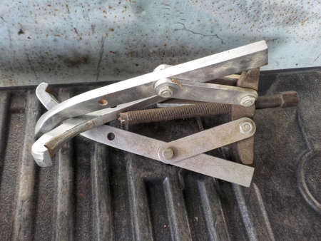 The tool disassembles and assembles the bearings.