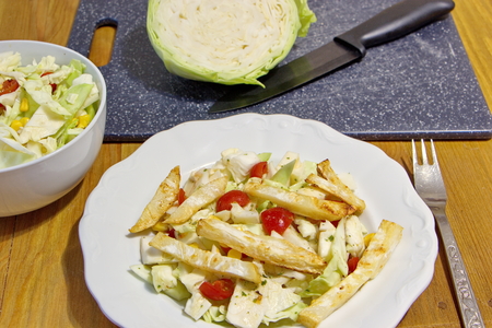 celery chips served with fresh salad made by cabbage, tomatoes and cornsの写真素材