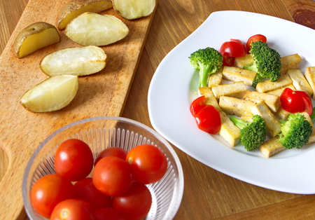 pieces of roasted tofu with broccoli, tomatoes and soy sauceの写真素材