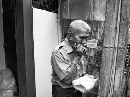 He was blowing a harmonica mouse,Wang Lang Market,Bangkok,Thailandのeditorial素材