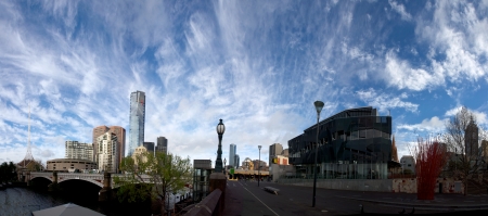 panorama of Melbourne city across bridge with wispy clouds overhead
の写真素材