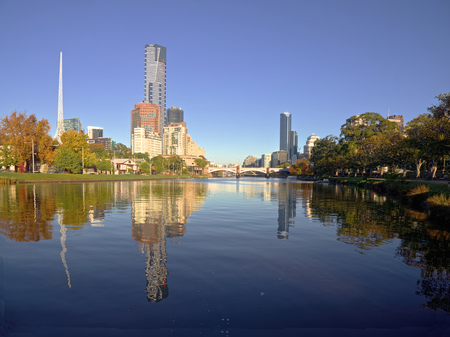 melbourne on a sunny autumn day with yarra river in foregroundの写真素材