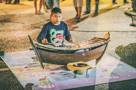 Boy playing xylophoneの素材