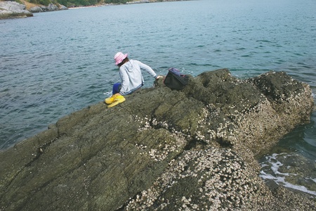 Fossil shell with girlの素材