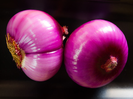 shallots ,Place them in a bowl on a wooden table.の写真素材