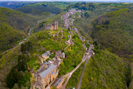 Aerial view of Château de Najac (Castle of Najac) is one of a group of 23 castles in Aveyron who have joined together to provide a tourist itinerary as the Route des Seigneurs du Rouergue. The castle has been listed as a monument historique by the French のeditorial素材