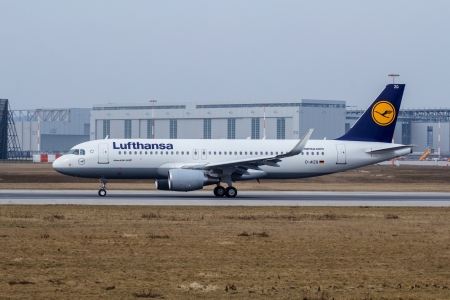 Einer der ersten Airbus A320 Flugzeuge mit Sharklets bei der Auslieferung an die Lufthansa 

One of the First Sharklet Airbus A320 on delivery for the german airline Lufthansaのeditorial素材