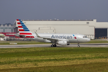 HAMBURG, GERMANY - JULY 25: The Second new Airbus A319 for American Airlines returns from a Test flight prior to delivery to AA to the Airbus Plant in Hamburg Finkenwerder on July 25, 2013のeditorial素材
