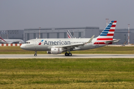 HAMBURG, GERMANY - JULY 25: The Second new Airbus A319 for American Airlines returns from a Test flight prior to delivery to AA to the Airbus Plant in Hamburg Finkenwerder on July 25, 2013のeditorial素材