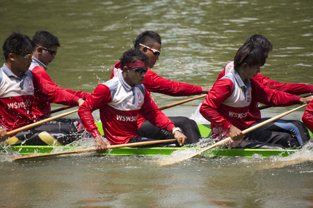 SARABURI, THAILAND - SEPTEMBER 29 : Unidentified crew in traditional Thai long boats compete during Princess Cup Traditional Long Boat Race Championship on September 29, 2014 in SASABURI,Thailandのeditorial素材
