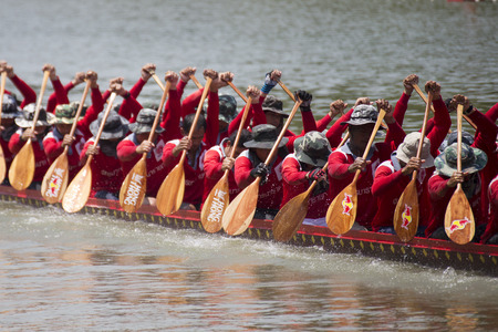 SARABURI, THAILAND - SEPTEMBER 29 : Unidentified crew in traditional Thai long boats compete during Princess Cup Traditional Long Boat Race Championship on September 29, 2014 in SASABURI,Thailandのeditorial素材