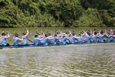 SARABURI, THAILAND - SEPTEMBER 29 : Unidentified crew in traditional Thai long boats compete during Princess Cup Traditional Long Boat Race Championship on September 29, 2014 in SASABURI,Thailandのeditorial素材