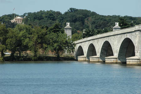 Memorial Bridge leading to Arlington Cemetery and Robert E Lee's Houseのeditorial素材