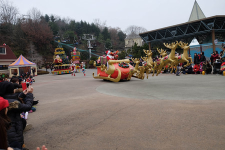 SEOUL - November 24: Dancers in colorful costumes take part in a street parade celebrating Samsung's Everland Theme Park on November 24, 2014 in Seoul, South Korea.のeditorial素材