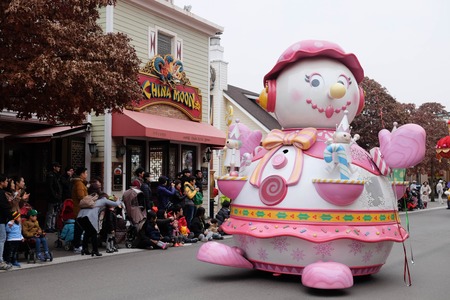 SEOUL - November 24: Dancers in colorful costumes take part in a street parade celebrating Samsung's Everland Theme Park on November 24, 2014 in Seoul, South Korea.のeditorial素材