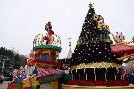 SEOUL - November 24: Dancers in colorful costumes take part in a street parade celebrating Samsung's Everland Theme Park on November 24, 2014 in Seoul, South Korea.のeditorial素材