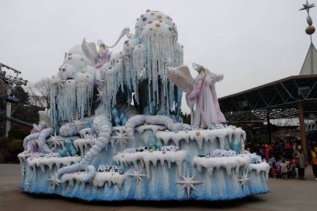 SEOUL - November 24: Dancers in colorful costumes take part in a street parade celebrating Samsung's Everland Theme Park on November 24, 2014 in Seoul, South Korea.のeditorial素材