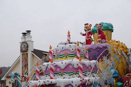 SEOUL - November 24: Dancers in colorful costumes take part in a street parade celebrating Samsung's Everland Theme Park on November 24, 2014 in Seoul, South Korea.のeditorial素材