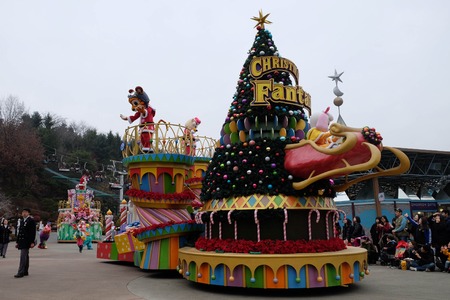 SEOUL - November 24: Dancers in colorful costumes take part in a street parade celebrating Samsung's Everland Theme Park on November 24, 2014 in Seoul, South Korea.のeditorial素材