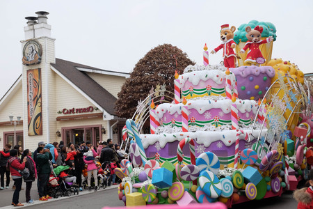 SEOUL - November 24: Dancers in colorful costumes take part in a street parade celebrating Samsung's Everland Theme Park on November 24, 2014 in Seoul, South Korea.のeditorial素材