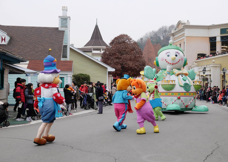 SEOUL - November 24: Dancers in colorful costumes take part in a street parade celebrating Samsung's Everland Theme Park on November 24, 2014 in Seoul, South Korea.のeditorial素材