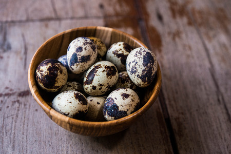 Quail eggs in wooden bowlの写真素材
