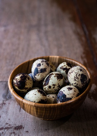 Quail eggs in wooden bowlの写真素材