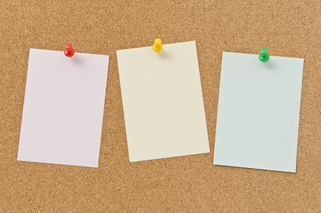 Blank notepad pinned on corkboard, close up の写真素材