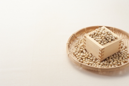 soybeans in a square wooden boxの写真素材