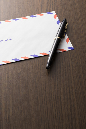fountain pen and letter on tableの写真素材