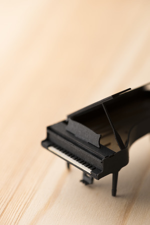 paper miniature piano on wooden の写真素材