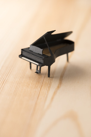 paper miniature piano on wooden の写真素材