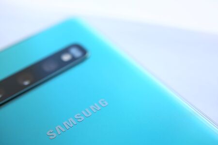 Smartphone samsung galaxy s 10 aquamarineのeditorial素材