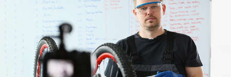 Master blogger demonstrates camera how to properly repair bicycle