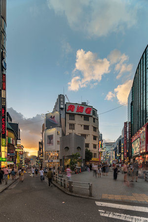 Sunset sky on owl iron mask Shaped of Shibuya Police Station Udagawa K? ban designed by Edward Suzuki architect and opened in April of 1985 in the Inokashira Steet of Shibuya Center Gai which literally means Shibuya Central District. The busiest street inのeditorial素材