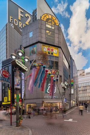Summer blue sky on Shibuya Center Gai Street which literally means Shibuya Central District. The busiest street once intersected with Shibuya Station, it stretches for 350 meters and incorporates the adjacent streets of Bunkamura, Inokashira and Utagawa iのeditorial素材