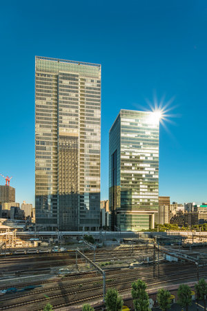 The GranTokyo and Pacific Century Place Marunouchi skyscrapers overlooking the railroad tracks of Tokyo Station. The GranTokyo building, whose first 14 storeys are occupied by the Daimaru department store, is 205 meters high and was inaugurated in 2007. Tのeditorial素材