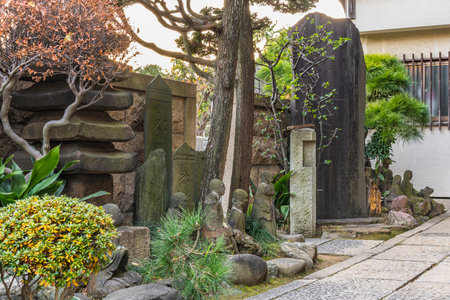 Stone statues of the sixteen arhats of Zen Buddhism with commemorative plates Itahi adorned with a Sanskrit sign in the Choanji temple in Tokyo.のeditorial素材