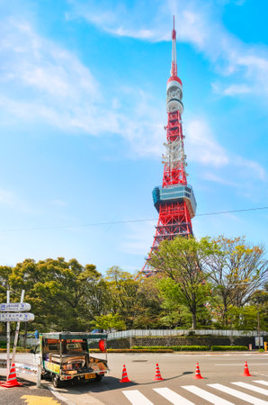 tokyo, japan - april 06 2021: Japanese food truck mounted with a kiln selling traditionals roasted sweet potatoes and adorned with a paper lantern at the pedestrian crossing at foot of Tokyo Tower.のeditorial素材