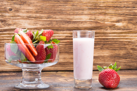 Glass bowl with strawberries and strawberry yogurtの写真素材
