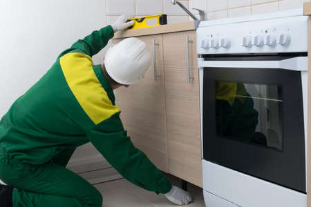 the kitchen assembly master adjusts the level of the top surface of the countertopの写真素材