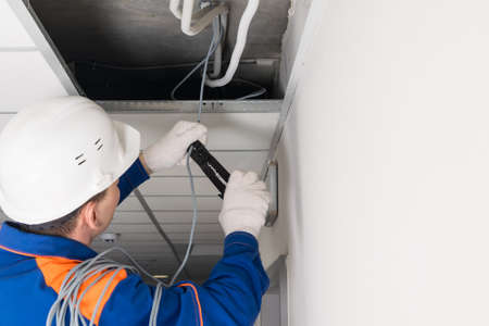 the master pulls a network cable to connect the Internet in the officeの写真素材