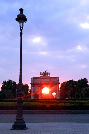 The sunset visible through the aperture of the Arch of Triumph in Paris, Franceの写真素材