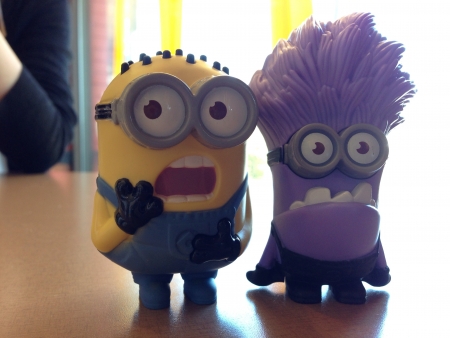 Yellow and purple minions banana chilling around の素材
