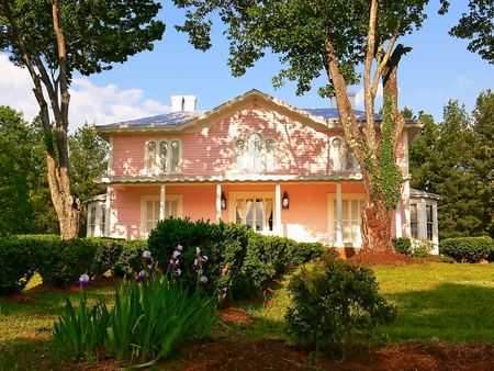 Pink mansion   70088	An big pink mansion in an park in the green hills of Virginia.の写真素材
