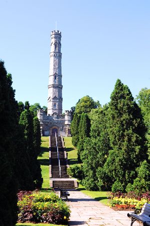 An walkway in the park and long steps up to a very tall monument from the 1813 battle between the British and American troops. の写真素材