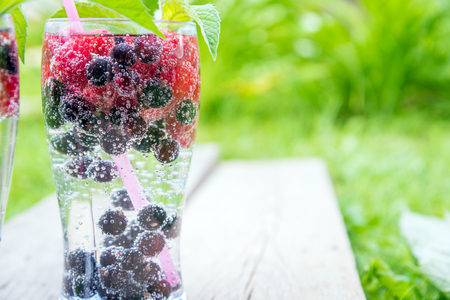 refreshing summer drink with sparkling water and fresh berries
の写真素材