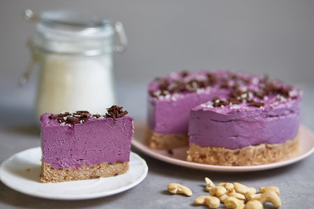 Vegan blueberry pie. Cooking without baking and processing. Raw cooking.の写真素材